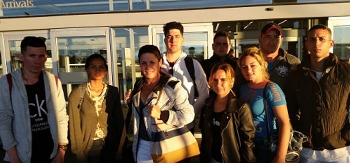 Estudiantes cubanos Personas afuera del aeropuerto de Carrasco, Montevideo