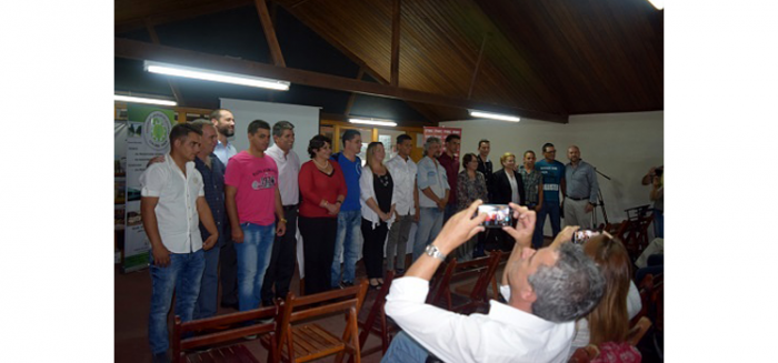 Estudiantes cubanos Grupo de personas siendo fotografiados