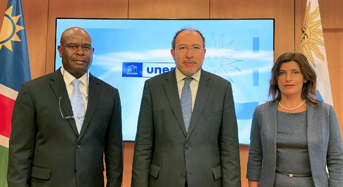 Tres personas paradas mirando la cámara