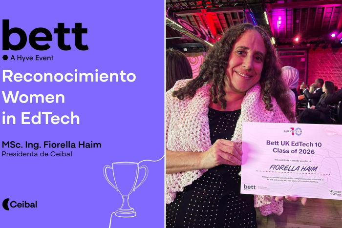 Presidenta de Ceibal reconocida internacionalmente por su labor en educación y tecnología Fiorella Haim mostrando diploma de reconocimiento.