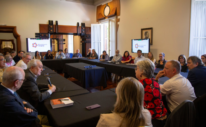 Comisión del Bicentenario anunció cronograma de conmemoraciones para el quinquenio. Personas en reunión