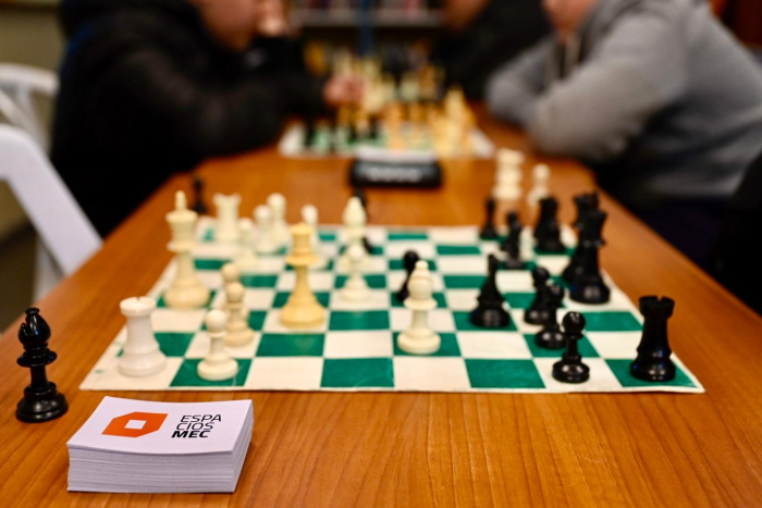Personas jugando ajedrez.