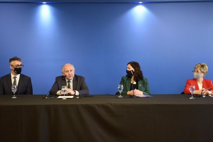 Autoridades en mesa