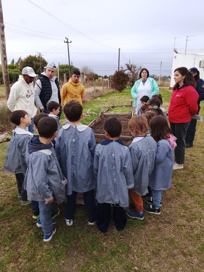 niños en un espacio abierto de huerta