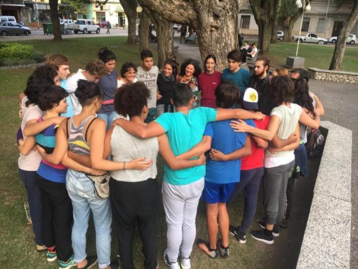 Personas abrazadas en ronda