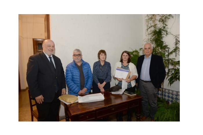 Imagen de la entrega del Premo Ariel a Analía Amaral 