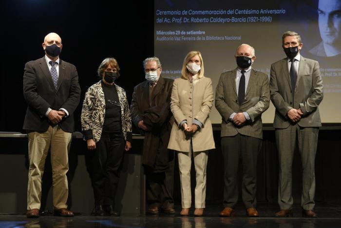 Autoridades en homenaje a Caldeyro Barcia