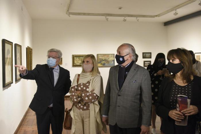Autoridades recorren muestra en Museo Nacional de Artes Visuales 