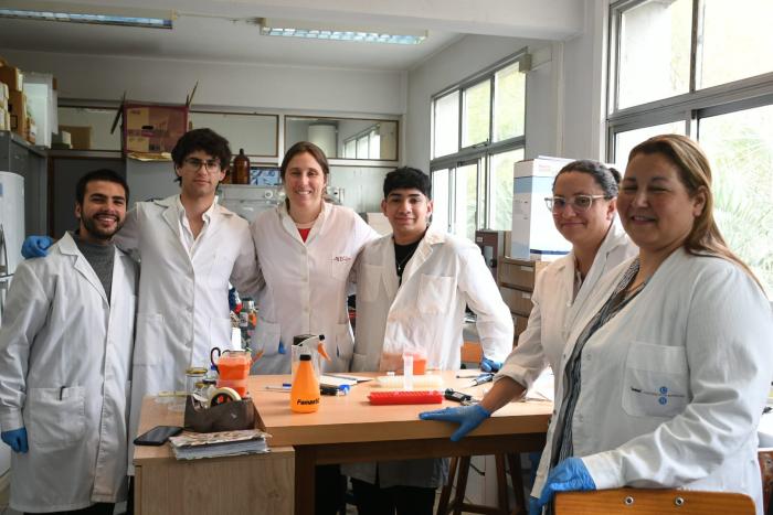 Estudiantes ganadores de las pasantías en laboratorios del Instituto Estudiantes ganadores de las pasantías en laboratorios del Instituto