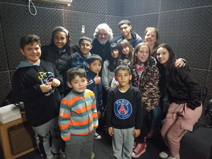 Foto de grupo de niños grabando Himno de Casavalle 