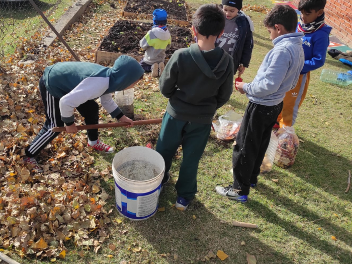 Niños trabajando en la huerta de Urbano Oeste