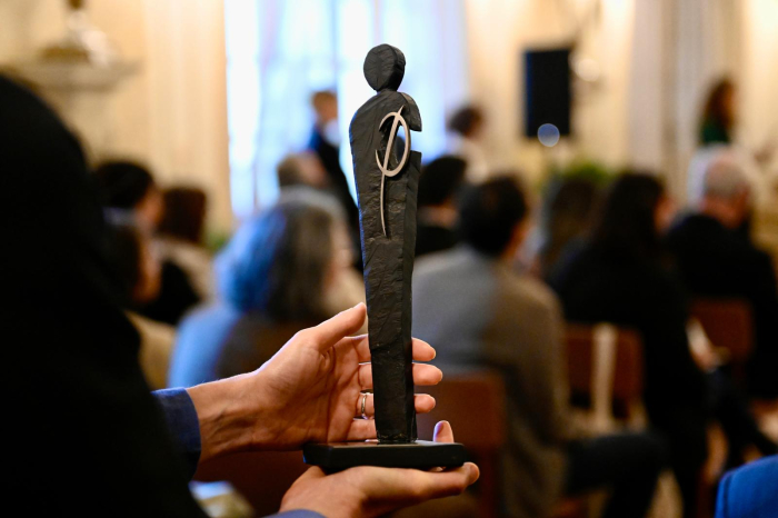 Estatuilla «Poeta de dos orillas».