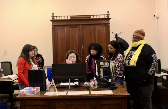 Integrantes de la Colectiva Sankofa Personas en sala de consultas del Archivo General de la Nación de Uruguay