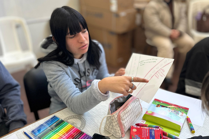 Estudiante en un taller