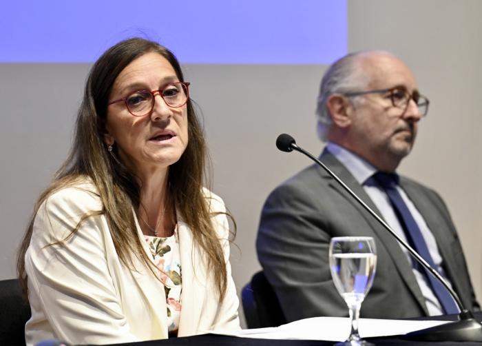 Directora general de Registros, Daniella Pena, y el ministro Da Silveira.