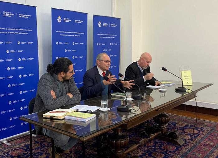 Presentación en la sede central de AGN El director del AGN, el autor y presentador del libro