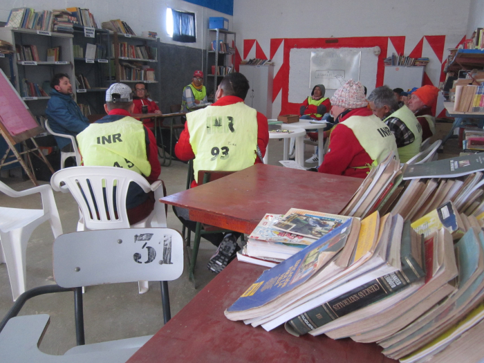Personas atentas escuchando al autor