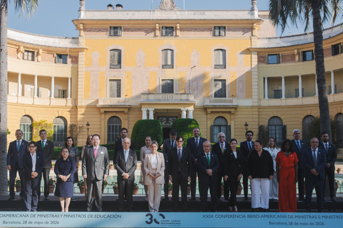 Ministro en conferencia iberoamericana acompañados a demás ministros