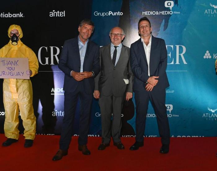 Ministro junto a los realizadores en la avant premiere del documental sobre el Greg Mortimer