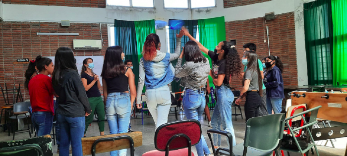 Ronda de adolescentes interactuando en la dinámica de presentación bajo la guía de una referente