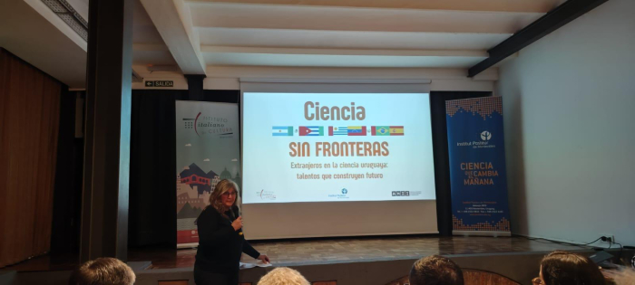 En el fondo de un anfiteatro, hay una proyección de una presentación de ciencia sin fronteras