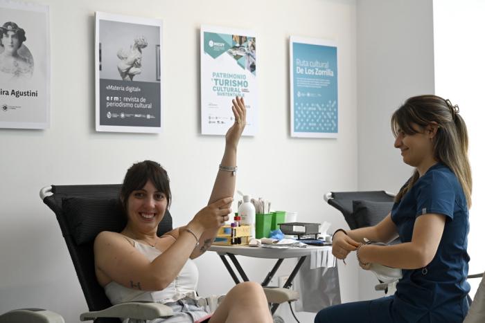 Persona en camilla donando sangre