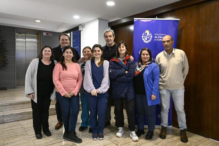 Personas posan para foto