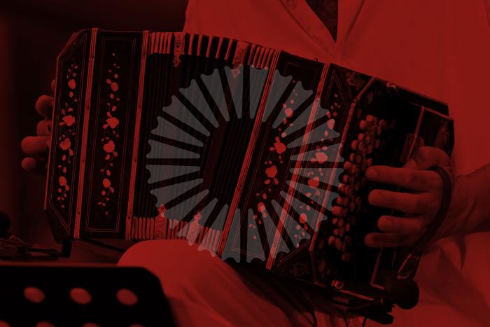 Persona tocando el bandoneón.