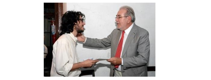 Imagen de Leonardo de León recibiendo el diploma 