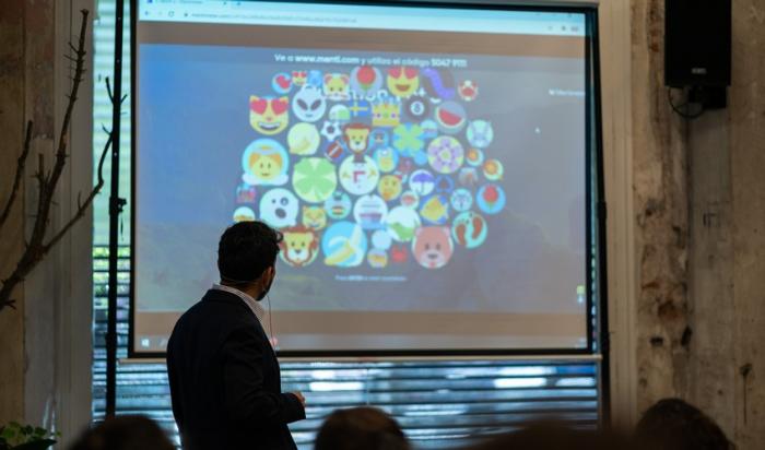 Se exploró las principales corrientes metodológicas sobre HSE en la actualidad Hombre de espalda mirando la pantalla con emoticones