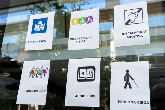 Afiches pegados sobre un vidrio Afiches pegados sobre un vidrio