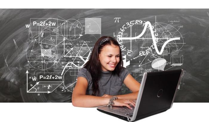 Niña en computadora