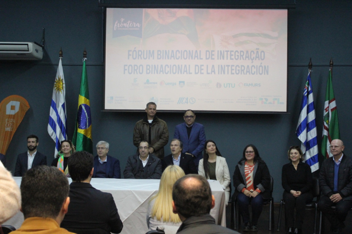 Plano general de personas en mesa