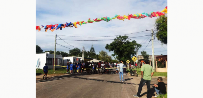 Llegada de la correcaminata. De fondo los y las participantes. 