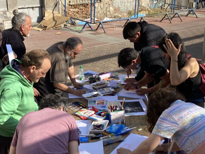 Actividad de taller de plástica de Urbano Sur en Fotogalería Ciudad Vieja.