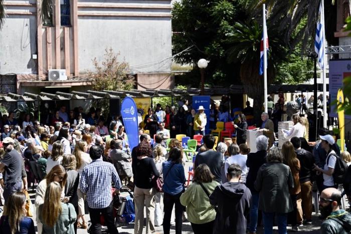 La próxima edición del Día del Patrimonio estará dedicada a la industria vitivinícola. Plano general de personas paseando