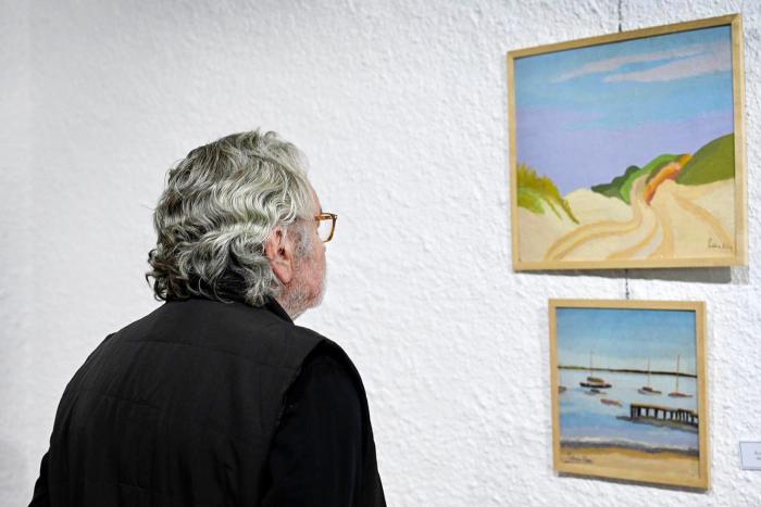 Hombre observa la obra de Petrona Viera expuesta en el CCN Minas.