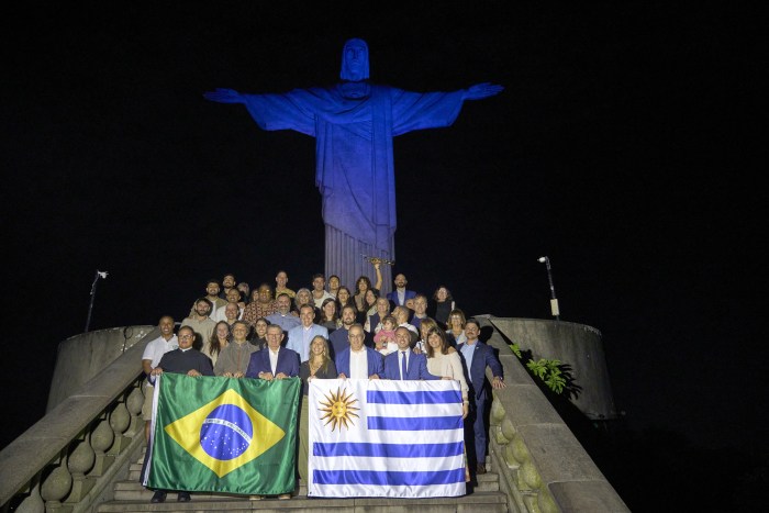 Semana de Uruguay en Río de Janeiro marco un hito a nivel cultural, turístico y de negocios Autoridades posan para foto en el Cristo Redentor