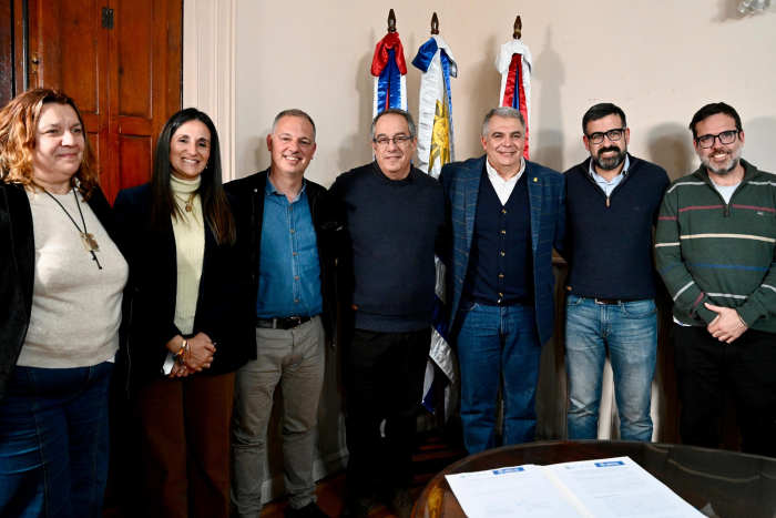 Autoridades posan para foto
