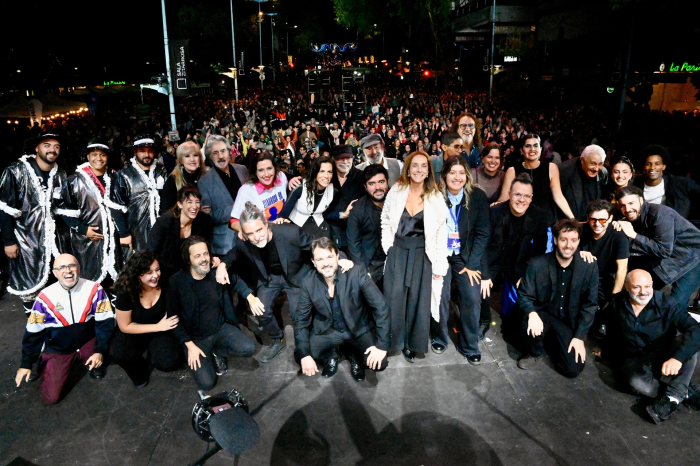 Músicos posan para foto en escenario
