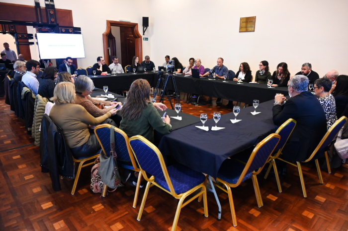 Comisión del Bicentenario anuncia próximas actividades Plano general de la sala