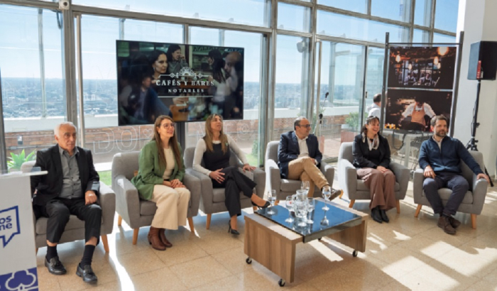 Personas sentadas en sillones en la presentación de «La Noche de los Cafés y Bares»