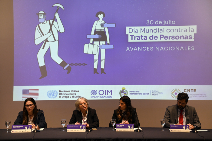 Plano general de autoridades en mesa