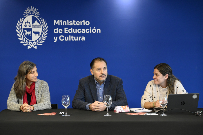 Autoridades en mesa del plenario