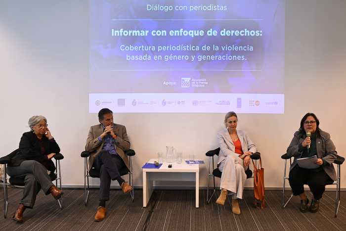 Autoridades en panel de diálogo