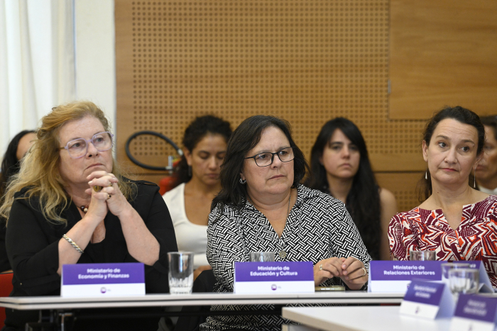 Subsecretaria en reunión