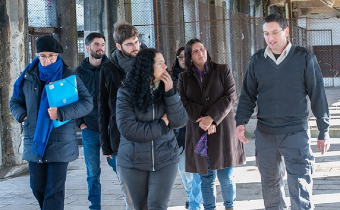 Diagnóstico interinstitucional permitirá diseñar nuevas propuestas para alfabetización en cárceles Personas caminando