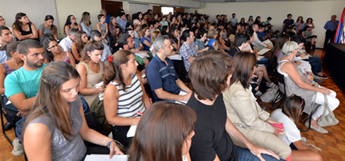 Personas en la sala del MEC