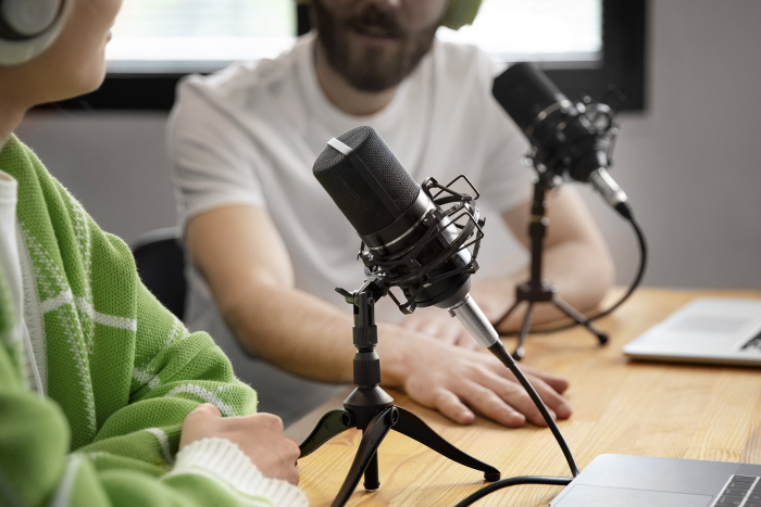 Personas en un estudio de radio.