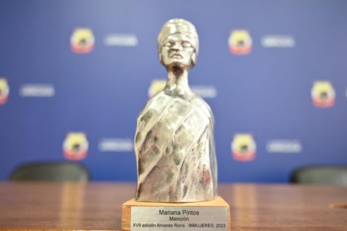 Estatuilla del premio Amanda Rorra Estatuilla del premio Amanda Rorra